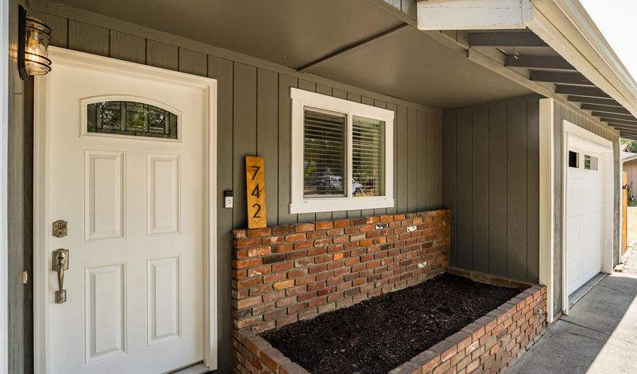 742 SE Sun Ln, Bend, OR 97702 - 3 Beds, 2 Bath