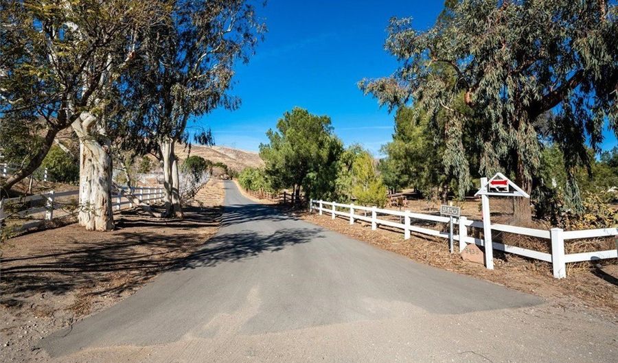9455 Hierba Rd, Agua Dulce, CA 91390 - 5 Beds, 5 Bath