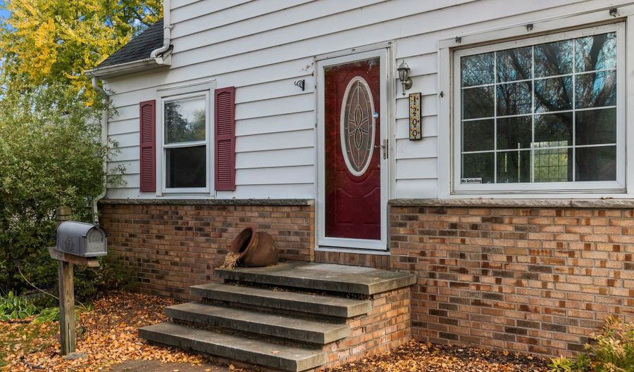 1200 S KERNAN Ave, Appleton, WI 54915 - 3 Beds, 2 Bath