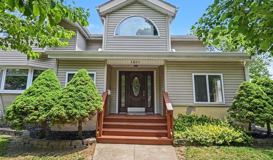 1011 State St, Adrian, MI 49221 - 2 Beds, 1 Bath