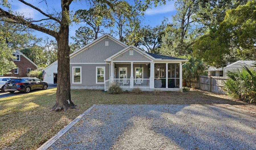 72 13th St, Apalachicola, FL 32320 - 3 Beds, 2 Bath