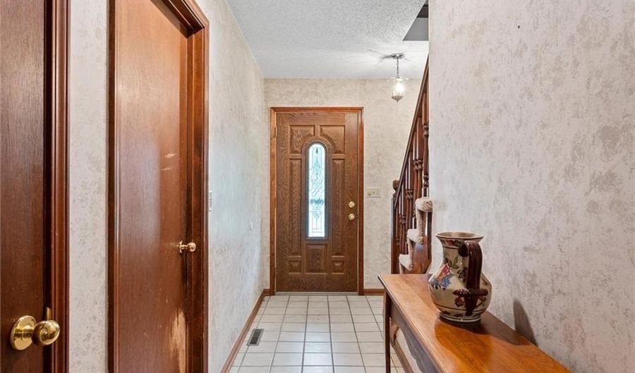 15120 Briarwood Dr, Basehor, KS 66007 - 3 Beds, 3 Bath