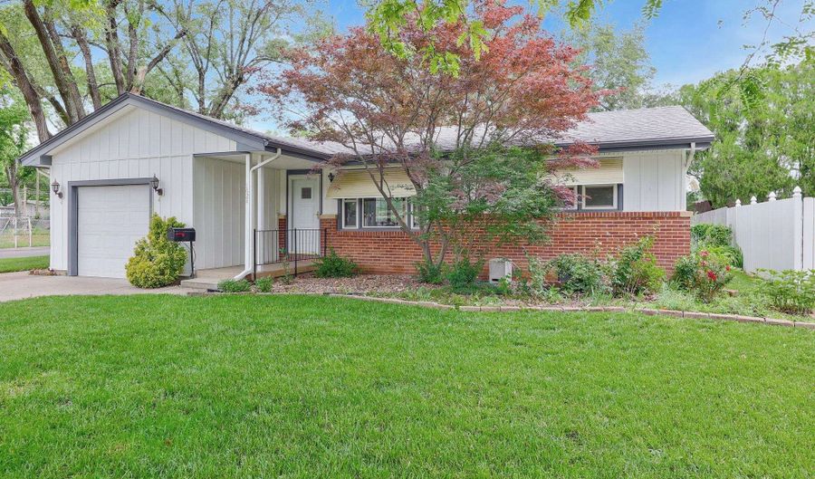 1624 Washington Ln, Augusta, KS 67010 - 2 Beds, 2 Bath