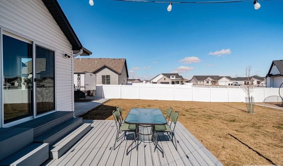 576 Hollow Dr, Ammon, ID 83401 - 5 Beds, 3 Bath