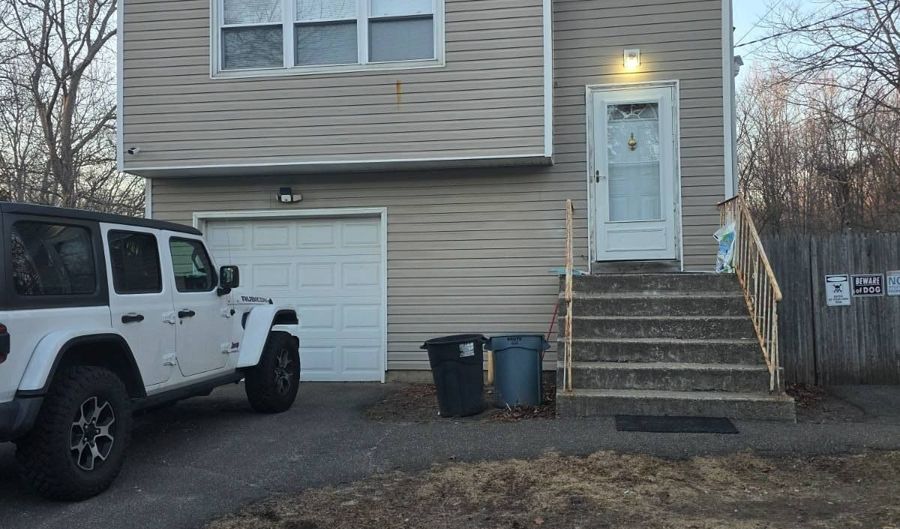 717 Expressway Dr N, Medford, NY 11763 - 5 Beds, 2 Bath