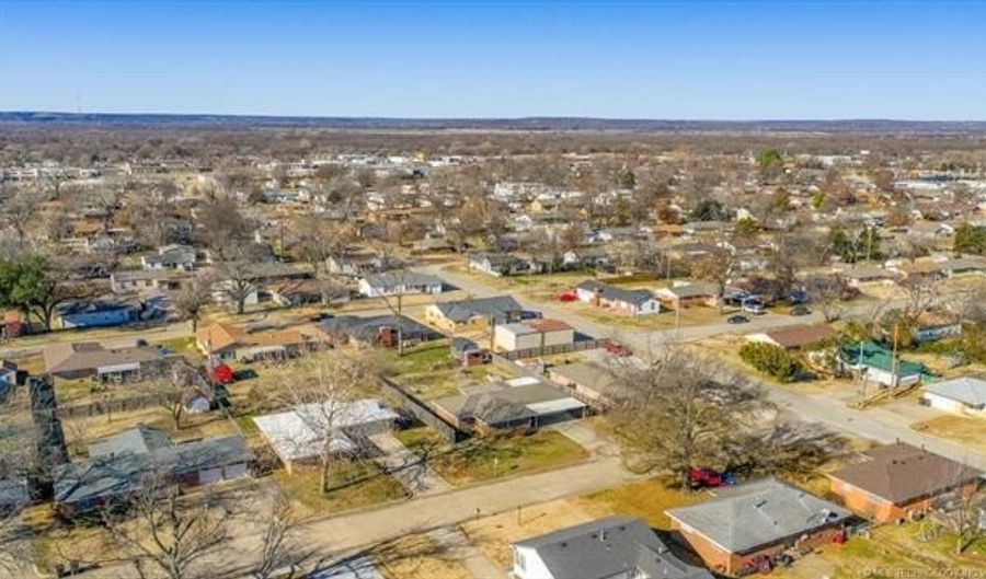241 NE Myers Ave, Bartlesville, OK 74006 - 2 Beds, 2 Bath