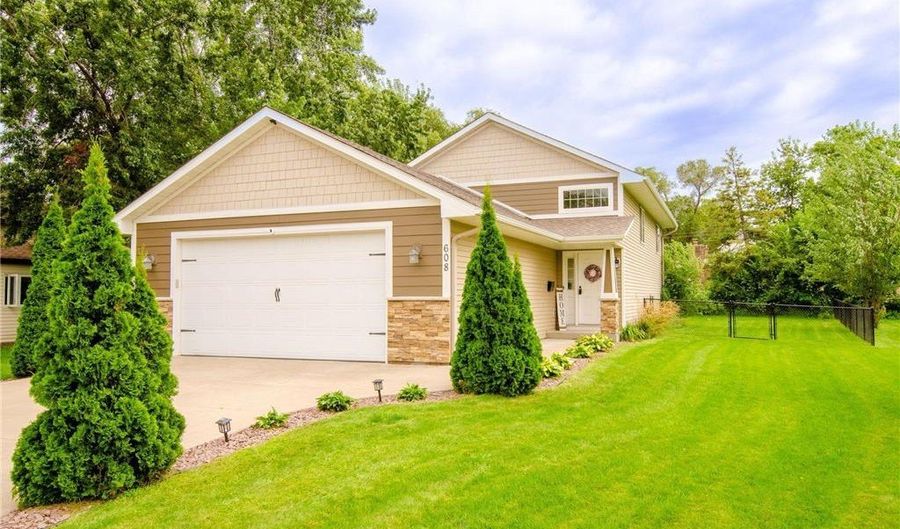 608 School St, Anoka, MN 55303 - 3 Beds, 2 Bath