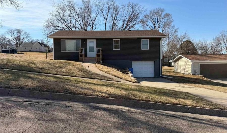 750 Main St, Akron, IA 51001 - 4 Beds, 2 Bath
