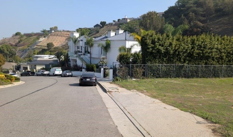 3986 S Cloverdale, Los Angeles, CA 90008 - 0 Beds, 0 Bath