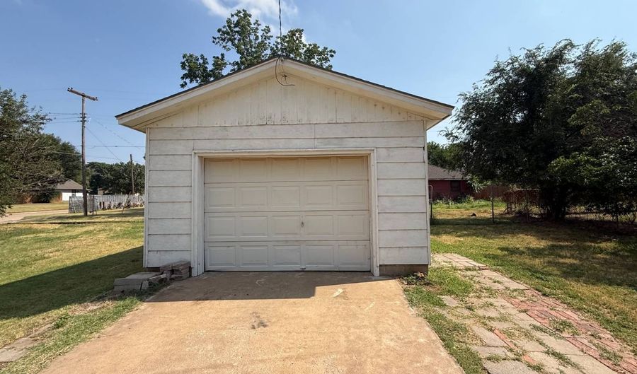 1005 Center St, Alva, OK 73717 - 2 Beds, 1 Bath