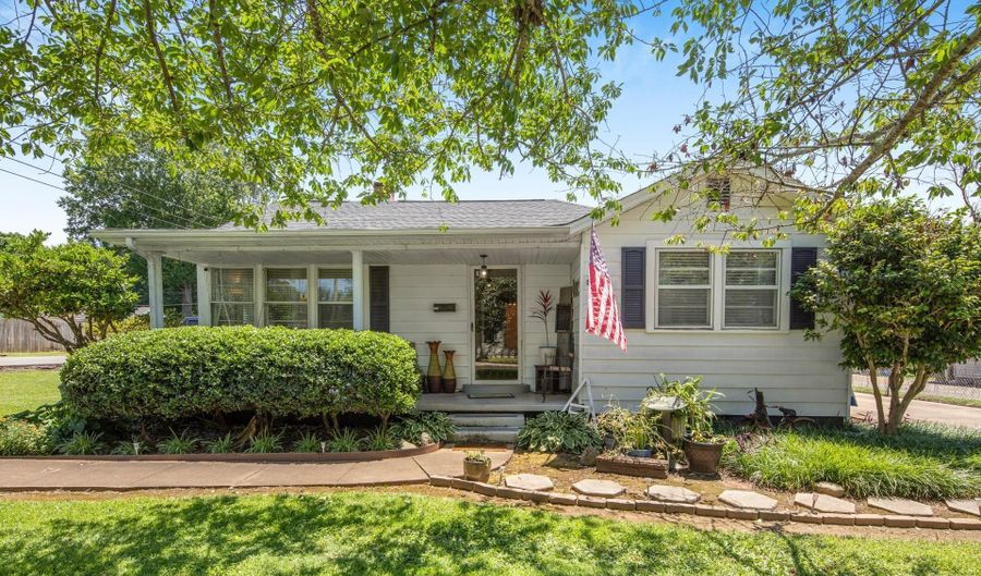 801 1st Ave, Athens, AL 35611 - 3 Beds, 2 Bath
