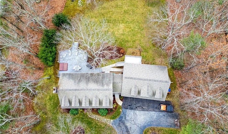 113 Log Rd, North Smithfield, RI 02830 - 5 Beds, 4 Bath