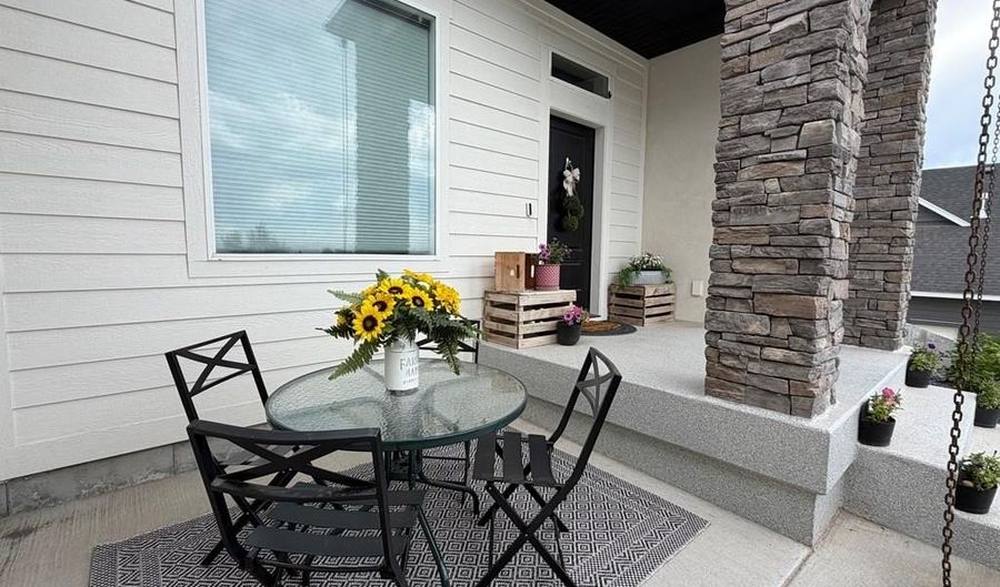 6560 E Crown Cres, Ammon, ID 83406 - 5 Beds, 3 Bath