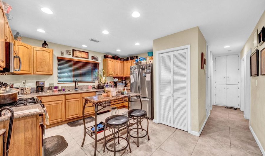 650 Begonia St, Escondido, CA 92027 - 3 Beds, 1 Bath