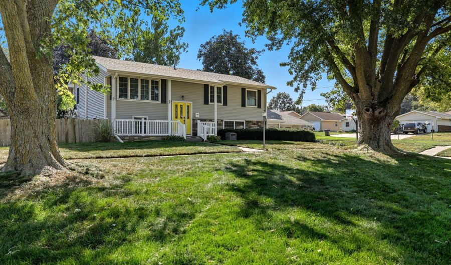 1519 Greene St, Adel, IA 50003 - 5 Beds, 2 Bath