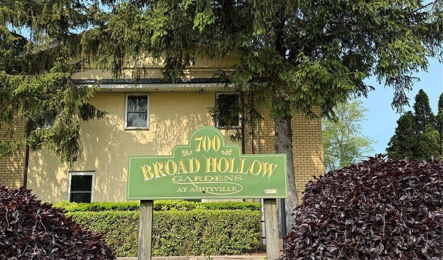 700 Broadway 5, Amityville, NY 11701 - 2 Beds, 1 Bath