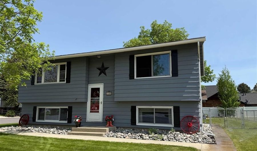 2102 10th St, Cody, WY 82414 - 4 Beds, 1 Bath