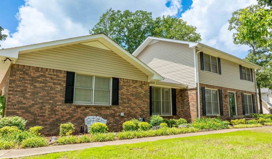 994 COMANCHE Trl, Anniston, AL 36206 - 4 Beds, 3 Bath