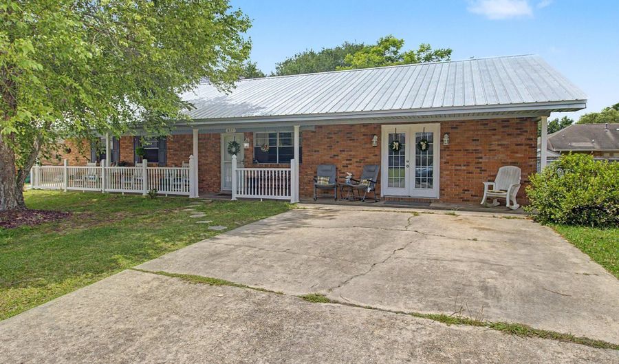 835 Lakewood Pl, Biloxi, MS 39532 - 4 Beds, 2 Bath
