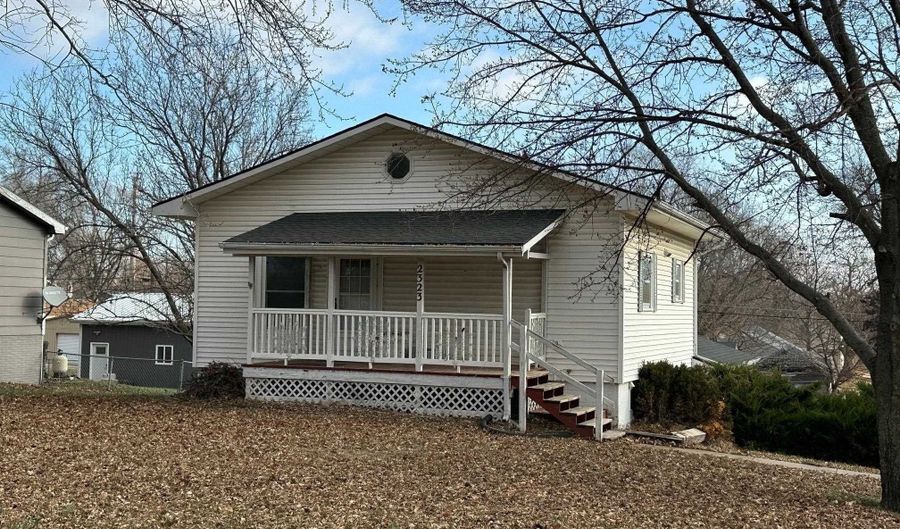 2323 R St, Auburn, NE 68305 - 3 Beds, 2 Bath