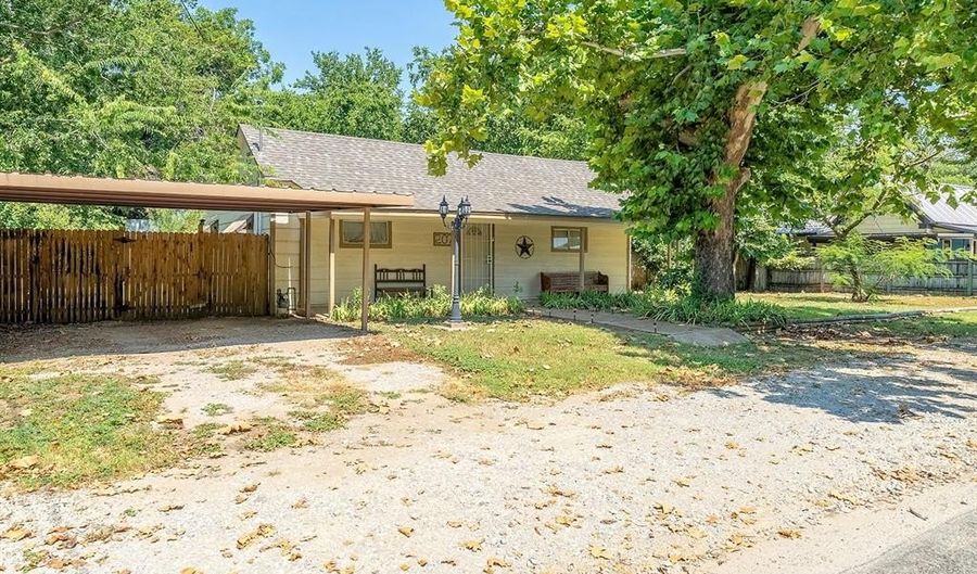 207 N Oneil St, Alvord, TX 76225 - 2 Beds, 1 Bath