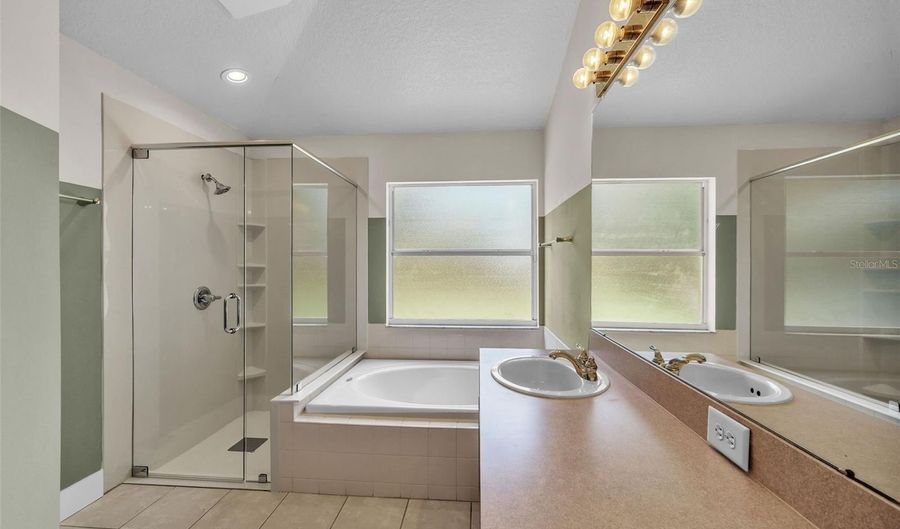 7601 WILTSHIRE PARK Pl, Apollo Beach, FL 33572 - 3 Beds, 2 Bath