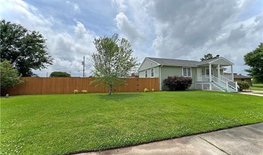 304 PARISH Dr, Arabi, LA 70032 - 2 Beds, 2 Bath