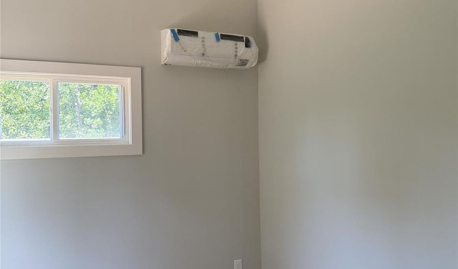 1 Freeport Ln, Asheville, NC 28806 - 2 Beds, 2 Bath