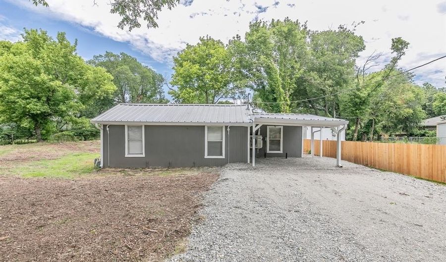 211 S Line St, Weatherford, TX 76086 - 2 Beds, 1 Bath