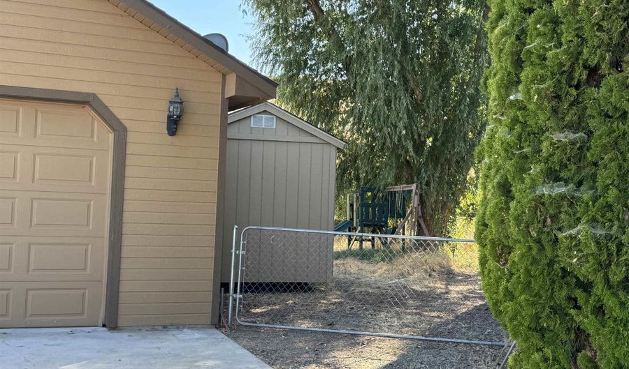 501 Dozer Ct, Benton City, WA 99320 - 4 Beds, 3 Bath