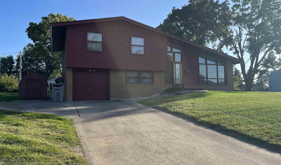 216 Washington Ave W, Albia, IA 52531 - 3 Beds, 2 Bath