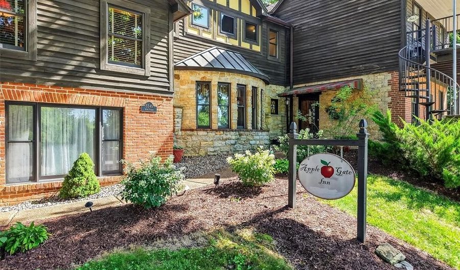5549 Main St, Augusta, MO 63332 - 5 Beds, 5 Bath