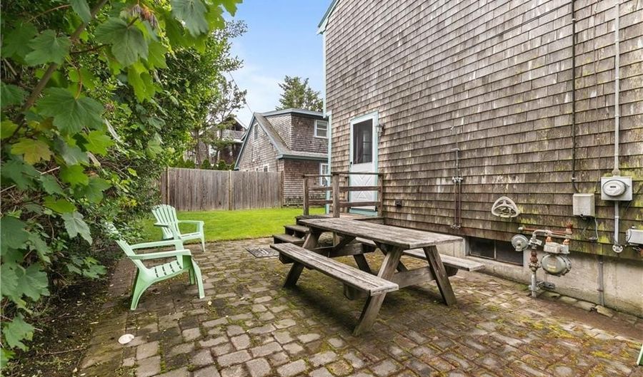 17 Warren Ave 17, Middletown, RI 02842 - 3 Beds, 2 Bath