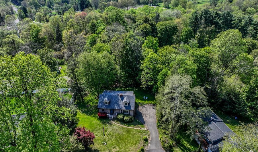 6 Brookdale Ln, Brookfield, CT 06804 - 4 Beds, 2 Bath