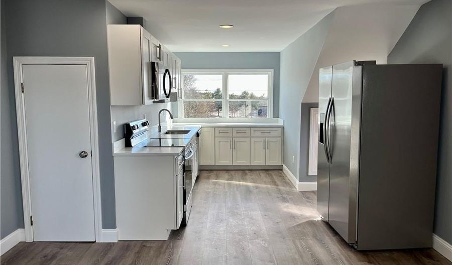 190 E Main Rd 3, Middletown, RI 02842 - 2 Beds, 2 Bath