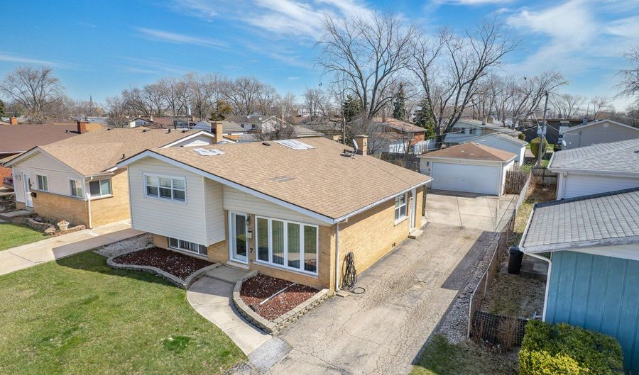 7 N School St, Addison, IL 60101 - 3 Beds, 2 Bath