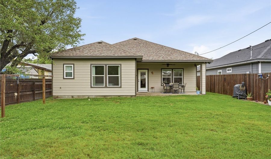 150 N 9th St, Aransas Pass, TX 78336 - 3 Beds, 2 Bath