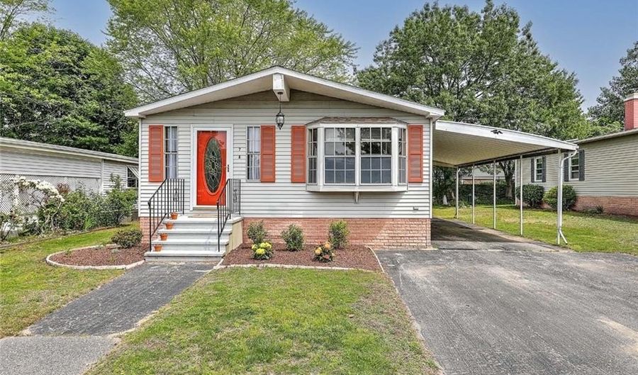 7 Queens Rd, Attleboro, MA 02703 - 2 Beds, 2 Bath