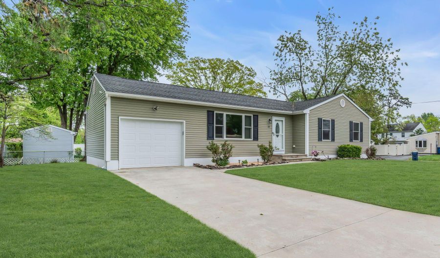 32 Bowline St, Beachwood, NJ 08722 - 3 Beds, 2 Bath