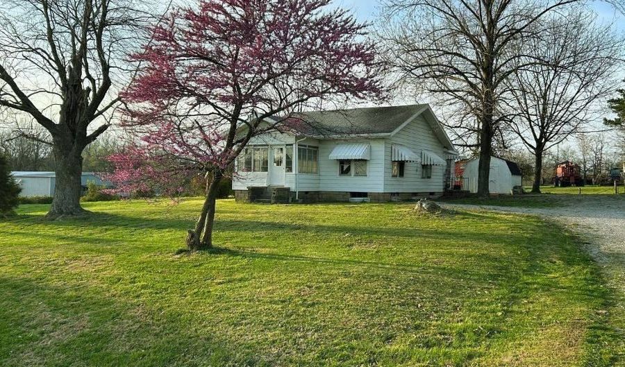 441 IL Rt 15, Albion, IL 62806 - 2 Beds, 1 Bath