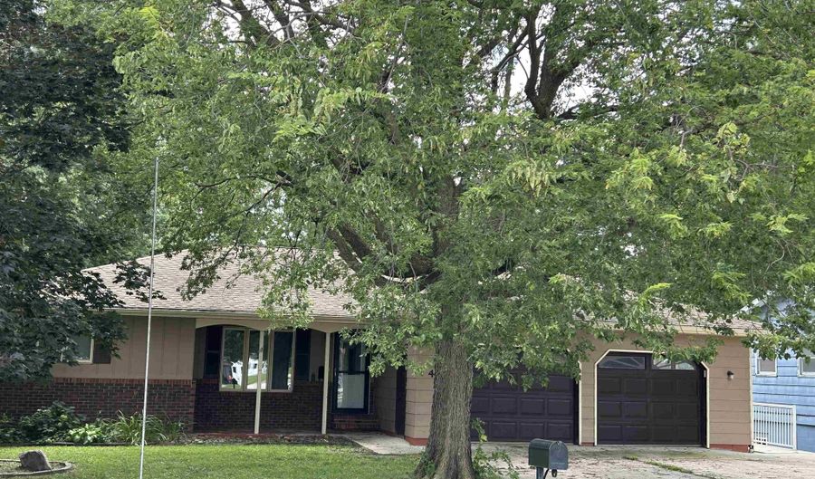 467 Rohr St, Arnolds Park, IA 51331 - 6 Beds, 1 Bath
