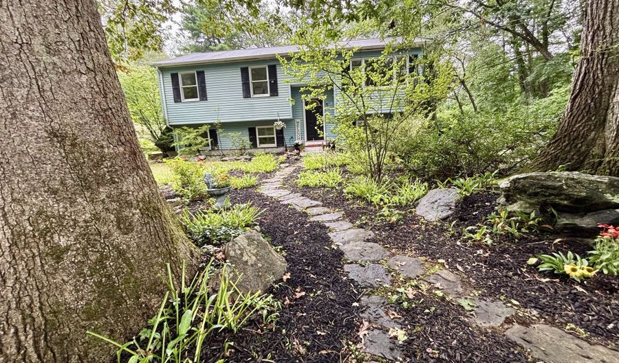 242 Herrick Rd, Brooklyn, CT 06234 - 2 Beds, 1 Bath