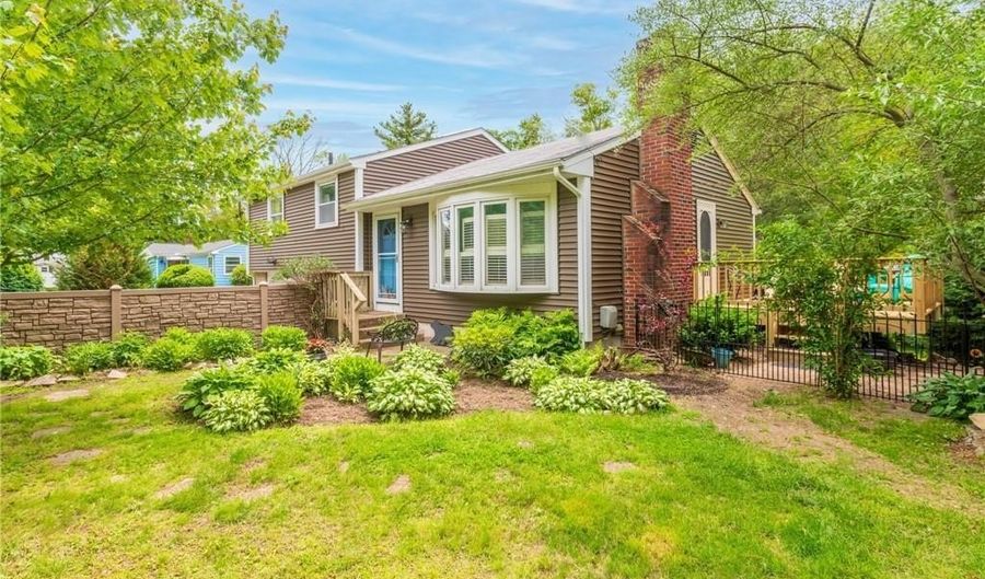 860 Centerville Rd, Warwick, RI 02886 - 3 Beds, 1 Bath