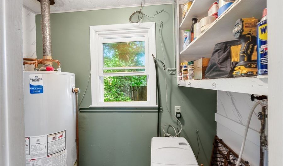 10496 Florida St, Aurora, OH 44202 - 4 Beds, 2 Bath