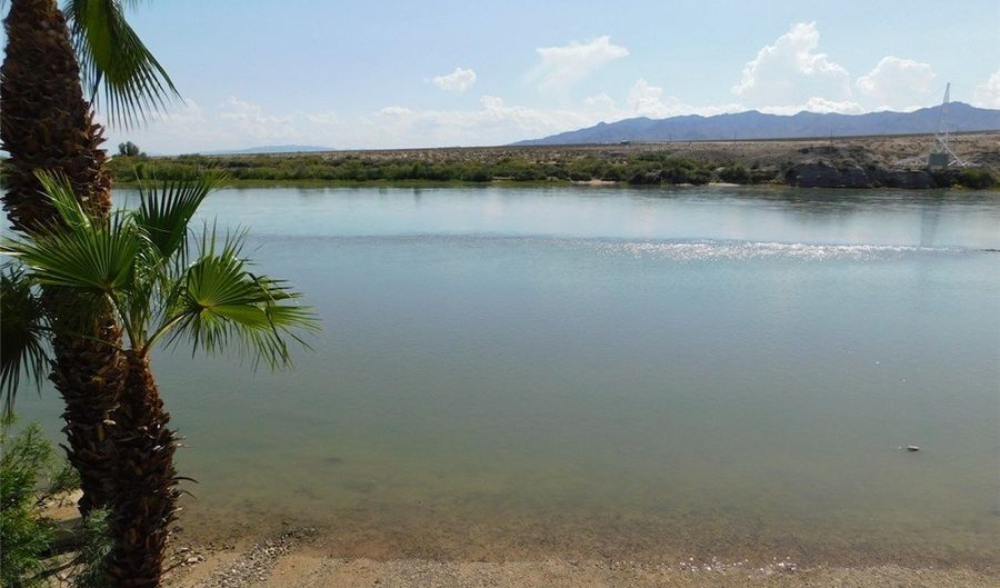 2077 Whitewater Dr, Bullhead City, AZ 86442 - 3 Beds, 2 Bath