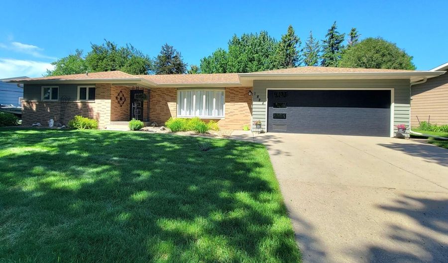 1824 Eisenhower Cir, Aberdeen, SD 57401 - 4 Beds, 3 Bath