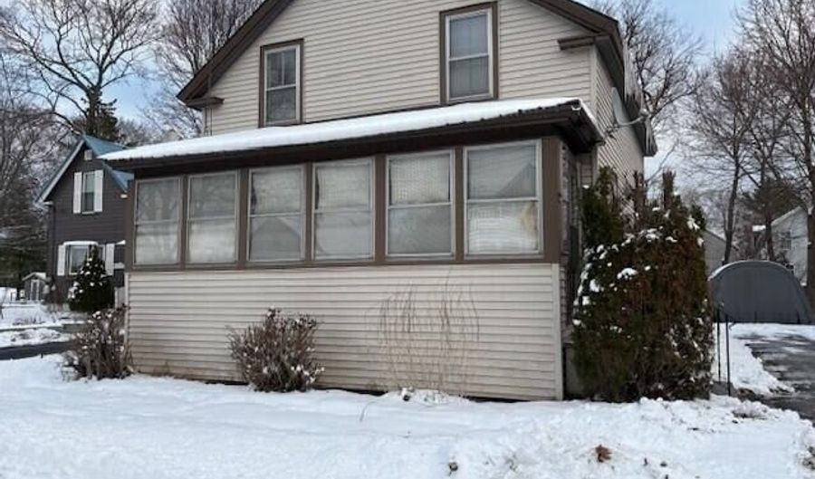 27 Dexter St, Bangor, ME 04401 - 3 Beds, 1 Bath