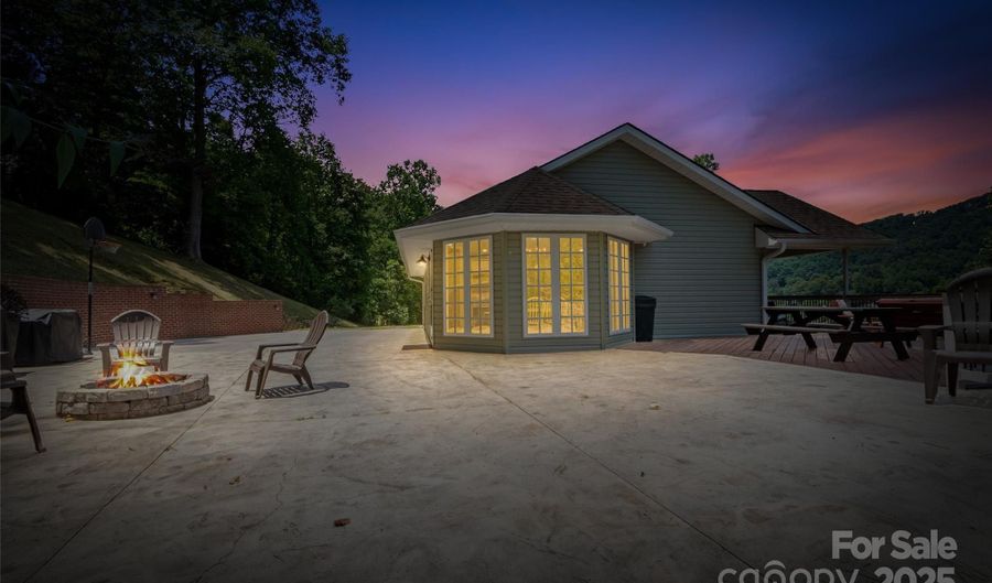 189 Poverty Branch Rd, Barnardsville, NC 28709 - 2 Beds, 2 Bath