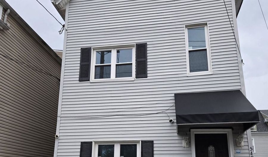 549 AVENUE E 2nd Floor, Bayonne, NJ 07002 - 4 Beds, 1 Bath