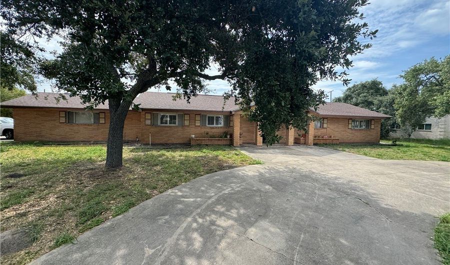 131 N Lamont St, Aransas Pass, TX 78336 - 3 Beds, 2 Bath